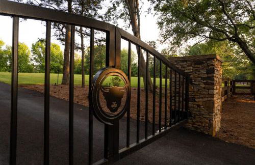 Luxury tiny house with hot tub and private deck! - Foto 21