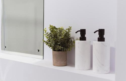 Stylish new-build, free parking, 20-minute walk to city centre - Photo 13