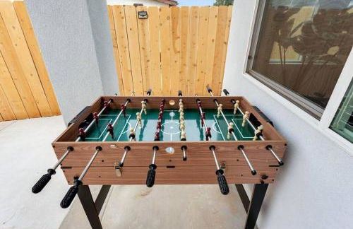 Urban Retreat Fun Relax Self Check-In Hot Tub Foosball Fire Pit Cornhole - Photo 43