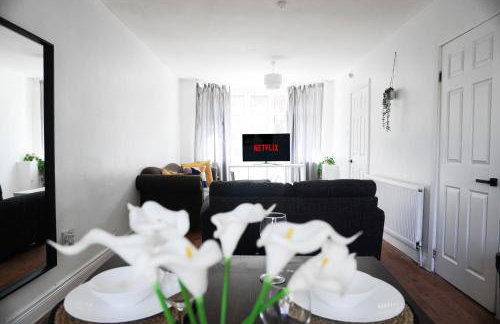 Spacious 3BR Weekend Getaway Home Near Etihad and Coop Live - Free Parking! - Foto 3