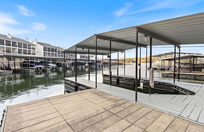 Luxury Waterfront Lakehouse With Private Dock Views - Photo 34