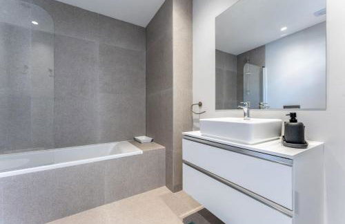 Stunning 3 BDR Flat W/ Rooftop Pool by LovelyStay - Foto 15