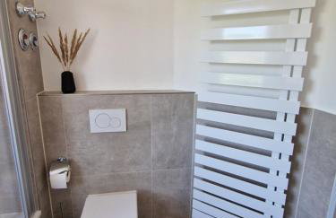 C4S COME4STAY Altötting - 3-Zi Whg I Zentrale Lage I Parkplatz I Balkon I WIFI I SmartTV I 1 Kingsize, 1 Queensize Bett I Office Arbeitsplatz I Wohnbereich mit Couch und Essbereich I voll ausgestattete Küche I Nespresso - Foto 18