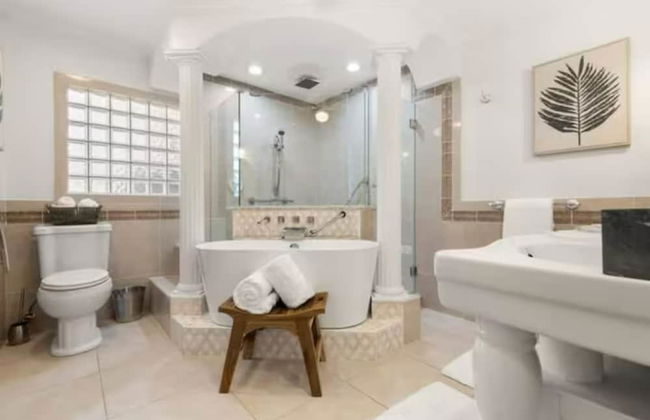 Experience The Ultimate in Luxury Living - Foto 19