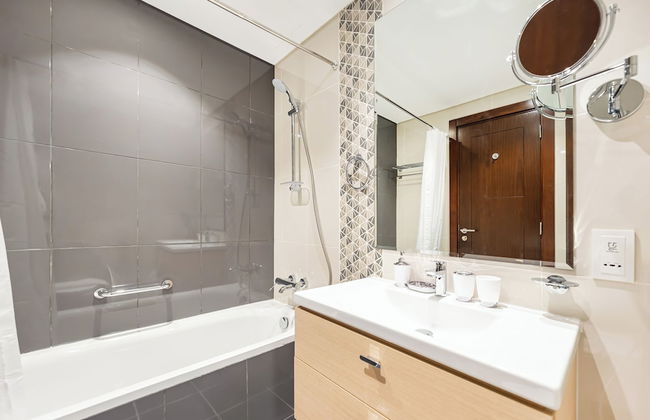 Luxury StayCation - Studio in Damac Hills with Balcony and Golf Views - Foto 17