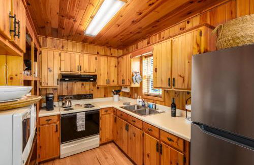 Pet Friendly NC Cabin with Views & Hot Tub - Foto 19