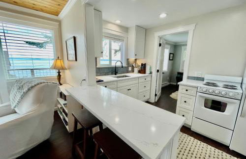 Puget Sound Chic Romantic Cottage with Private Beach Access & Gated Entry - Foto 21