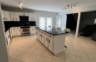 Spacious 3 Bedroom with Beautiful Backyard - Foto 12