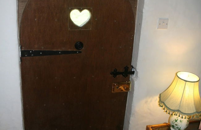 Snow White's House - Farm Park Stay with Hot Tub, BBQ & Fire Pit - Foto 2