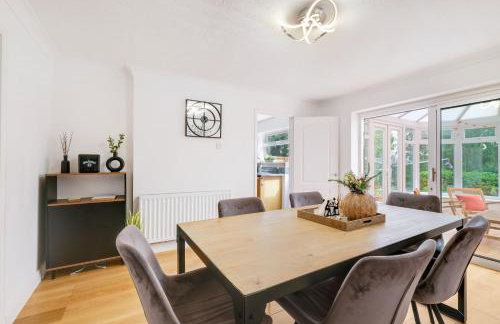 Luxury 5 BDR 2 BA House with Parking in Sandhurst By 360Stays - Photo 19