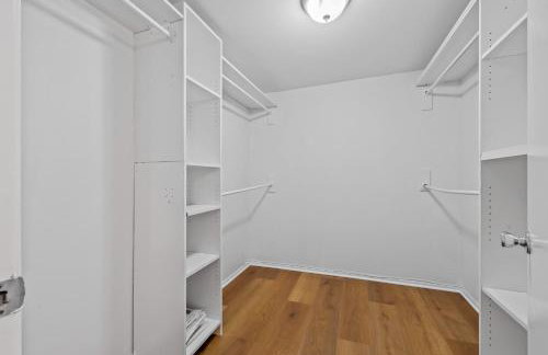 Entire Private Home with 4 Bedrooms, Pool, Hot Tub, King Bed, Garage, Available Now - Foto 76