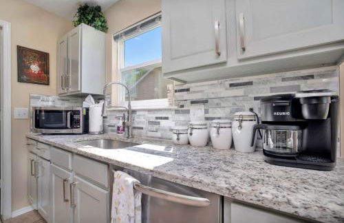 Relaxing Backyard with Fire Pit and Near Parks - Foto 16