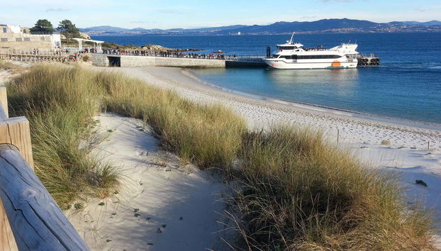 Barco atracado nas Ilhas Cíes