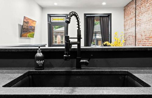 Unique Black Home in the Heart of Shelby Park - Foto 20