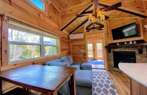 B2 NEW Awesome Tiny Home with AC Mountain Views Minutes to Skiing Hiking Attractions - Foto 26