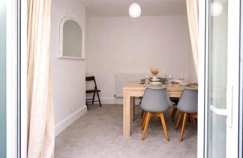 Grantham 3BR Retreat, Contractor Friendly & Parking - Foto 9