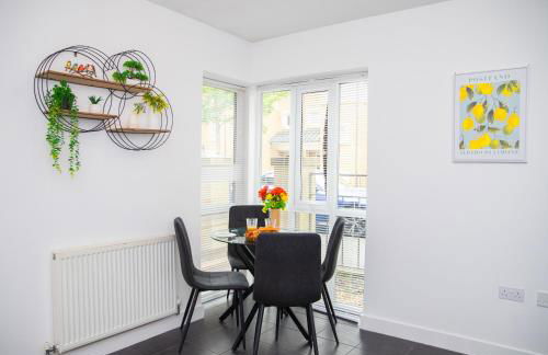 Lavish 4-Bedrooms with Modern Home Features - Guest 8 - Hi-Speed Wi-Fi - Luxury Garden - Private Ample Parking - Foto 17