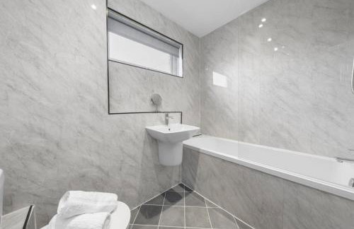 Serviced Apartment in Lanarkshire Close to M8 M74 with Free Parking - Long Stays Available - Foto 18