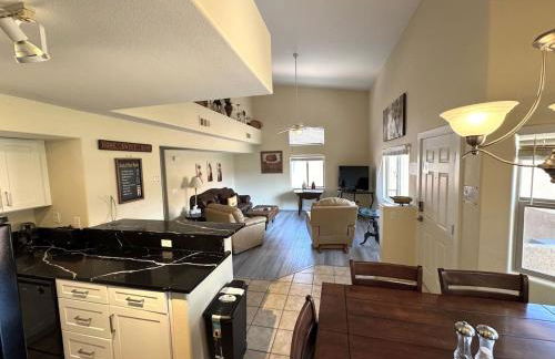 Bright and Spacious 2 Story Condo - Foto 10