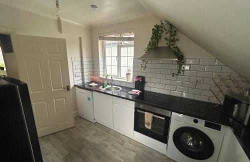 Eastcote London Retreat 3 min walk to Tube 30 min to central London , Free parking 3 cars, Private 1st Floor 2 Bedroom Suite 2 smart TVs with Fully Equipped Kitchen and Bathroom - Foto 7