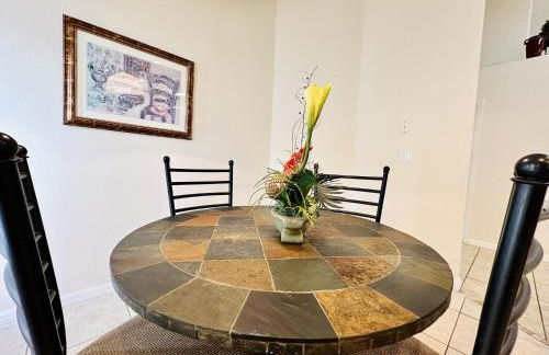 Spacious, Open Layout And Pool Relaxation! - Foto 2