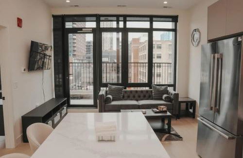 River North Private Balcony With In and Out Parking - Foto 1