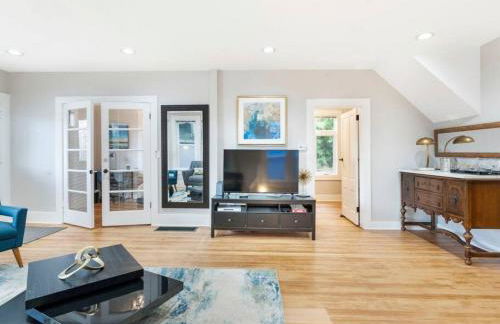 The Auric Door Inn on N Mississippi - Photo 9