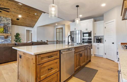 Accessible Lakeside Luxury at the 45mm w/ Private Dock, Sunset Views & More - Foto 14