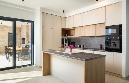 Villa Levita with Pool - Photo 21