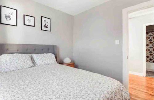 Charming Farmhouse Retreat near Downtown & University Modern Amenities, Fireplace & Porch! - Foto 33