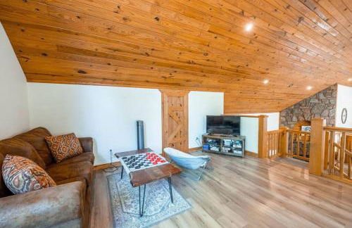 Luxe Hot Springs Cabin w/Pond and Game Room! - Foto 29