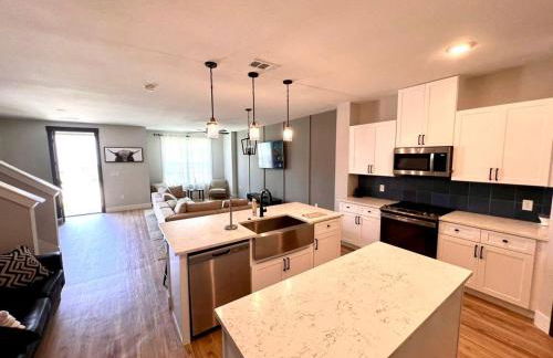 Loop, New Luxurious Large 3BR House, Sleeps 11 with Free Parking - Photo 79