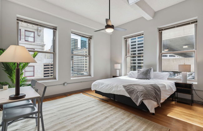 Spacious 2BR Downtown Retreat - Photo 3