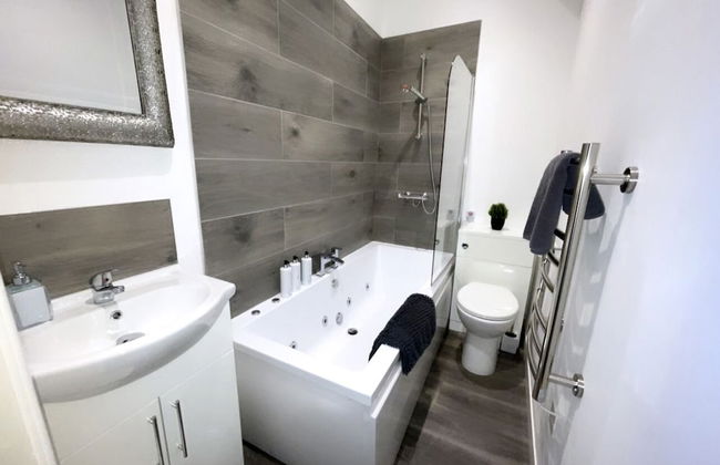 Albert Luxury Hottub and Jacuzzi Apartments - Photo 13