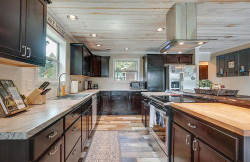 Tranquil Lakefront Cabin Fire Pit, Grill and Patio - Foto 12