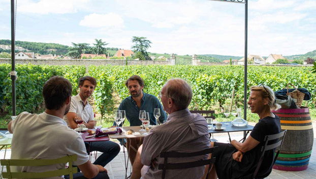 Disfrutando de un almuerzo tradicional francés