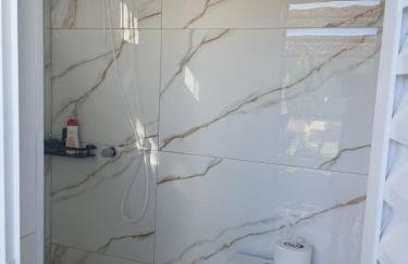 Linda casa com piscina, quiosque e churrasqueira a 150 metros da praia - Foto 19