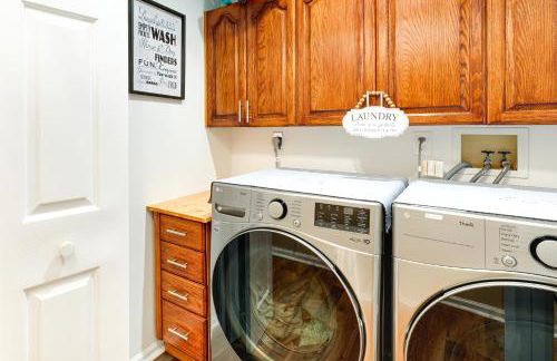 Deck and Game Room! Lakefront Blue Ridge Mtn Gem - Foto 26