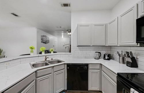 Tasteful 3BR I Free Parking I Workspace - Foto 15