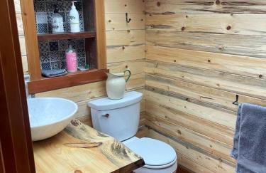 Secluded Cabin in Polebridge, Montana, with Fantastic Views of Glacier National Park - Dream Glamping Experience - Photo 2
