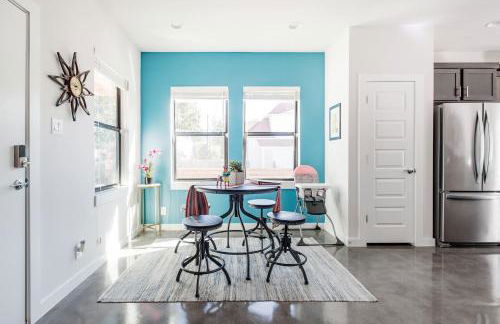 Explore the River Walk from Artsy Designer Retro Chic Home - Foto 2