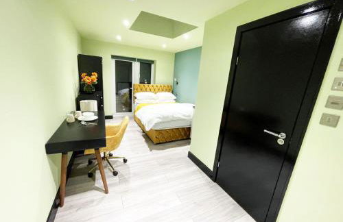 Private Family and Business Rooms Harrow Fast WiFi - Photo 21