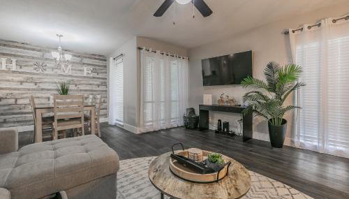 Cozy 2BR Farmhouse Apt - Sleeps 8 - FREE Parking! - Foto 4