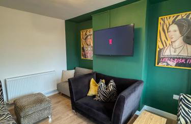 6 BR 3 Bath Spacious Tudor House & Free Parking - Foto 48