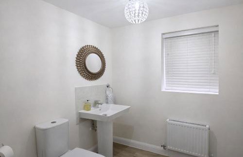 Spacious 4 Bedroom House in Milton Keynes for Families, Groups and Contractors - Foto 17