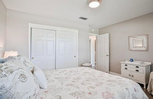 Beach house & backyard oasis with private pool - short walk to beach - Foto 15