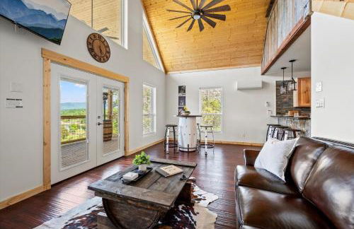 TN Whiskey Cabin- Lake and Mtn Views- Covered Deck- Game Room- Pool Table- Pets - Foto 36