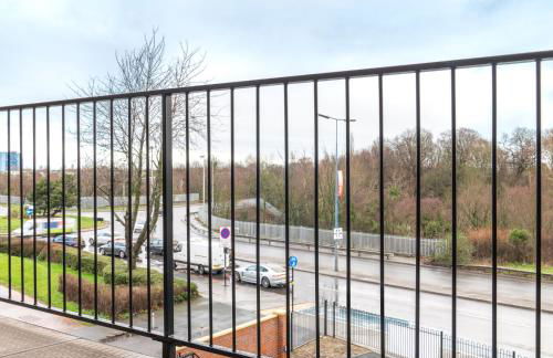 Modern Two Bed Apartment - Balcony & Parking - Netflix 8MC - Foto 18