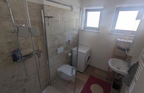 Wohnung mit Terrasse und eigenem Parkplatz - Foto 8