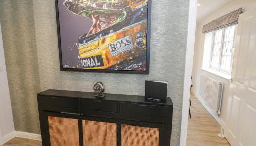 Silverstone Paddock Retreat - Photo 2